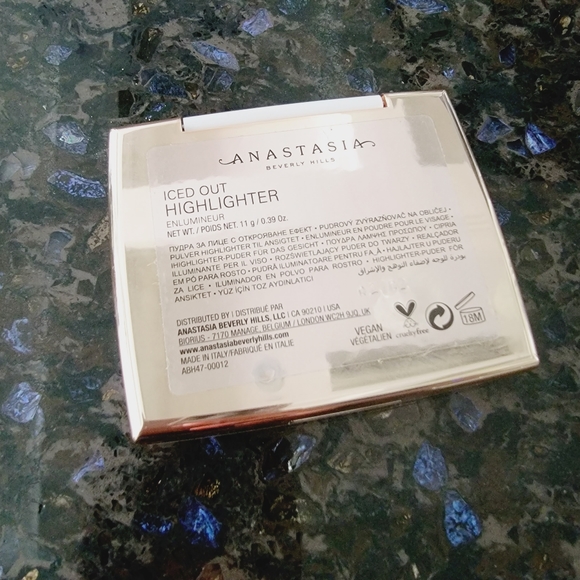 Anastasia Beverly Hills Iced Out highlighter - Picture 3 of 3